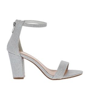 Glittery silver heels👠